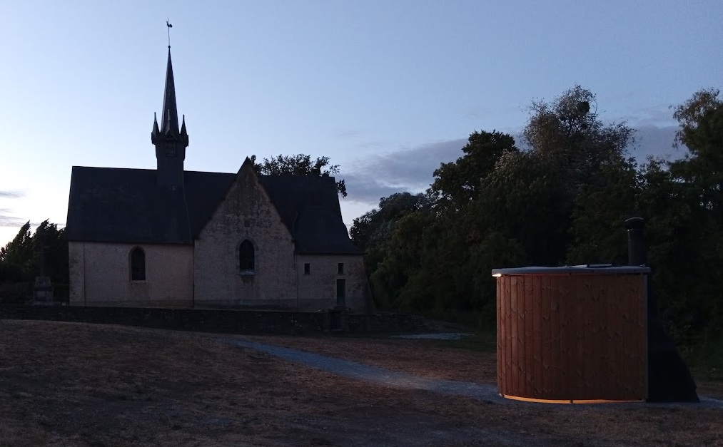 les toilettes sèches Kazuba devant l'église de Chaumeré 